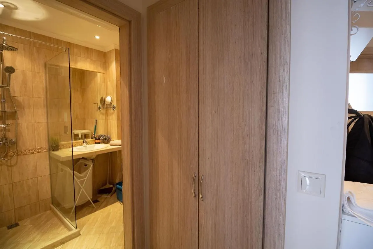 Seaside Serenity - Luxurious Beach-Front Apartment With A Refreshing Pool Warna