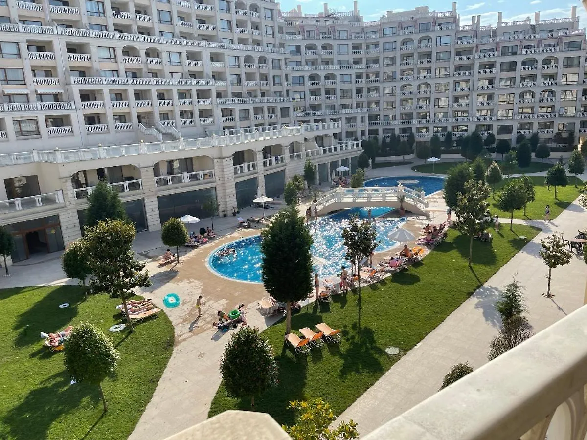 Seaside Serenity - Luxurious Beach-Front Apartment With A Refreshing Pool Warna