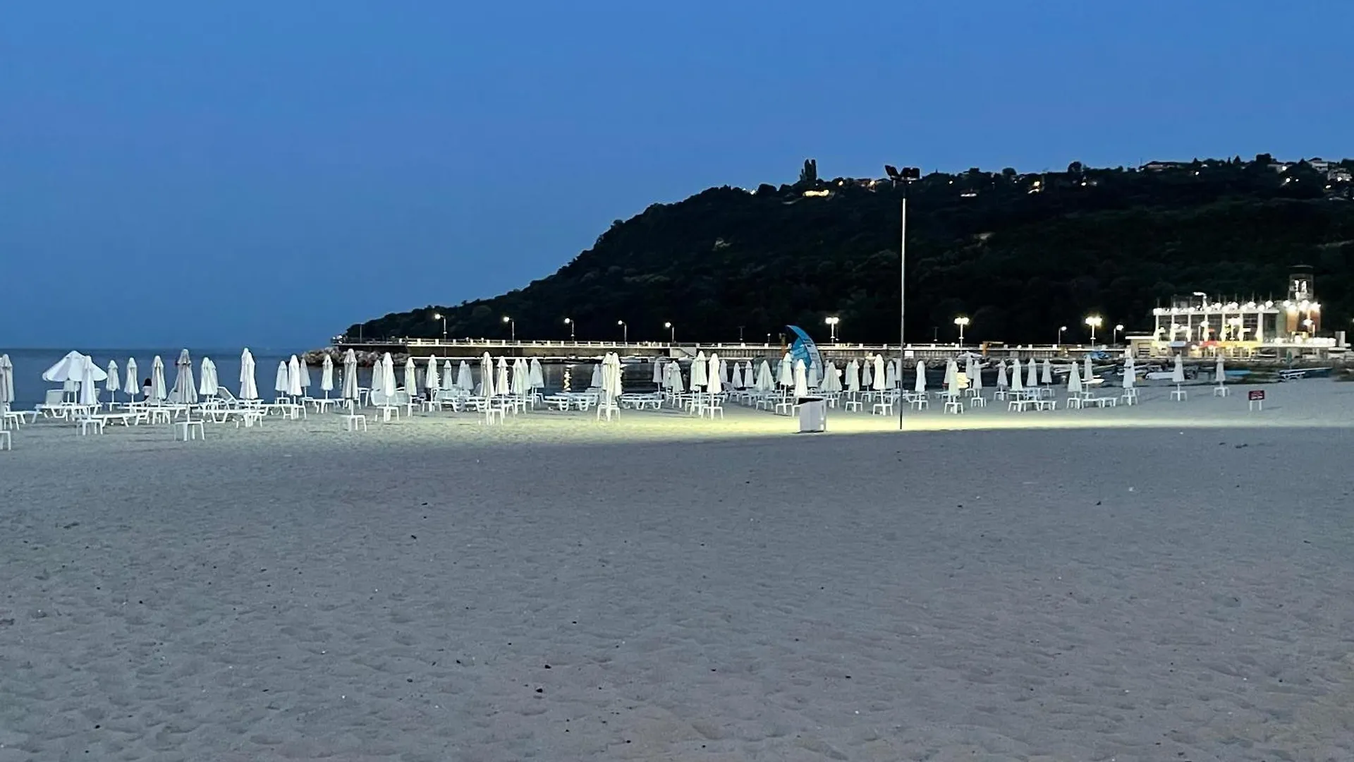 Seaside Serenity - Luxurious Beach-Front Apartment With A Refreshing Pool Warna