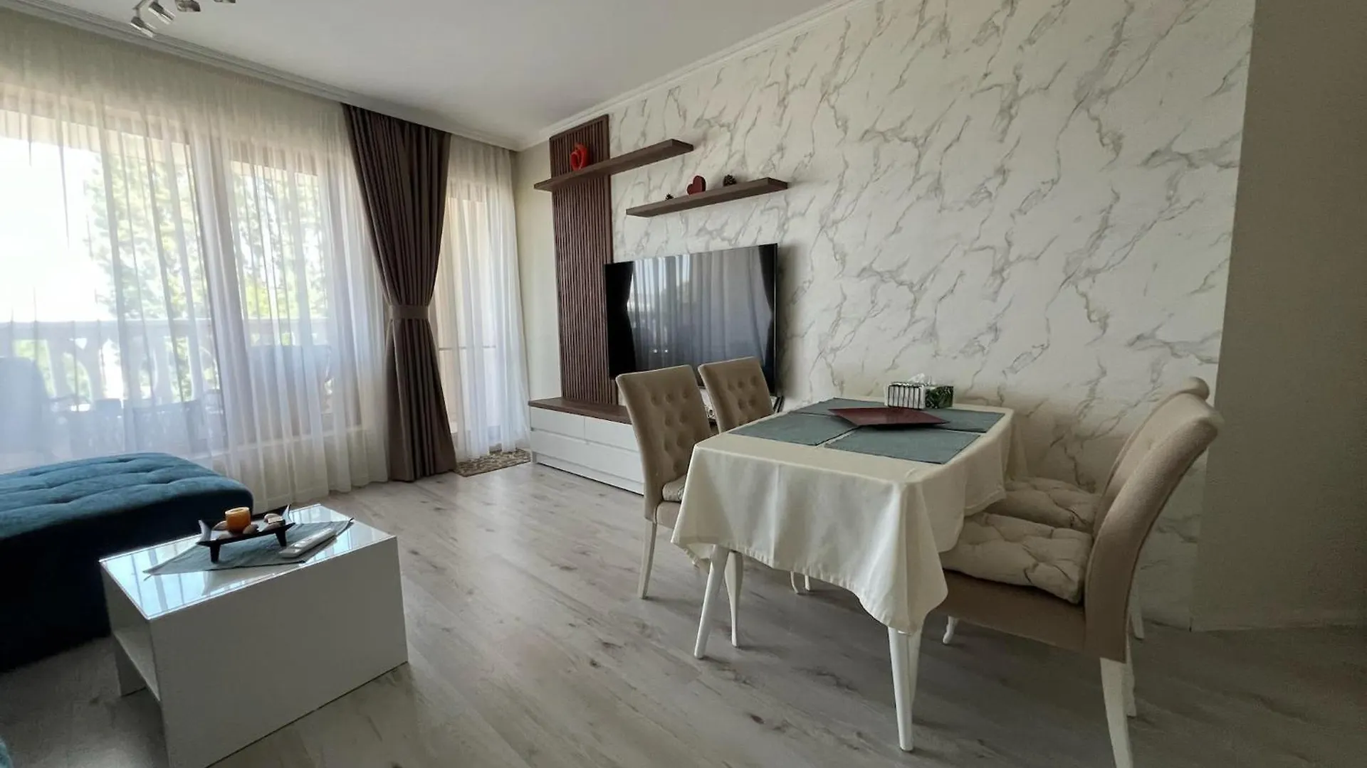 Seaside Serenity - Luxurious Beach-Front Apartment With A Refreshing Pool Warna