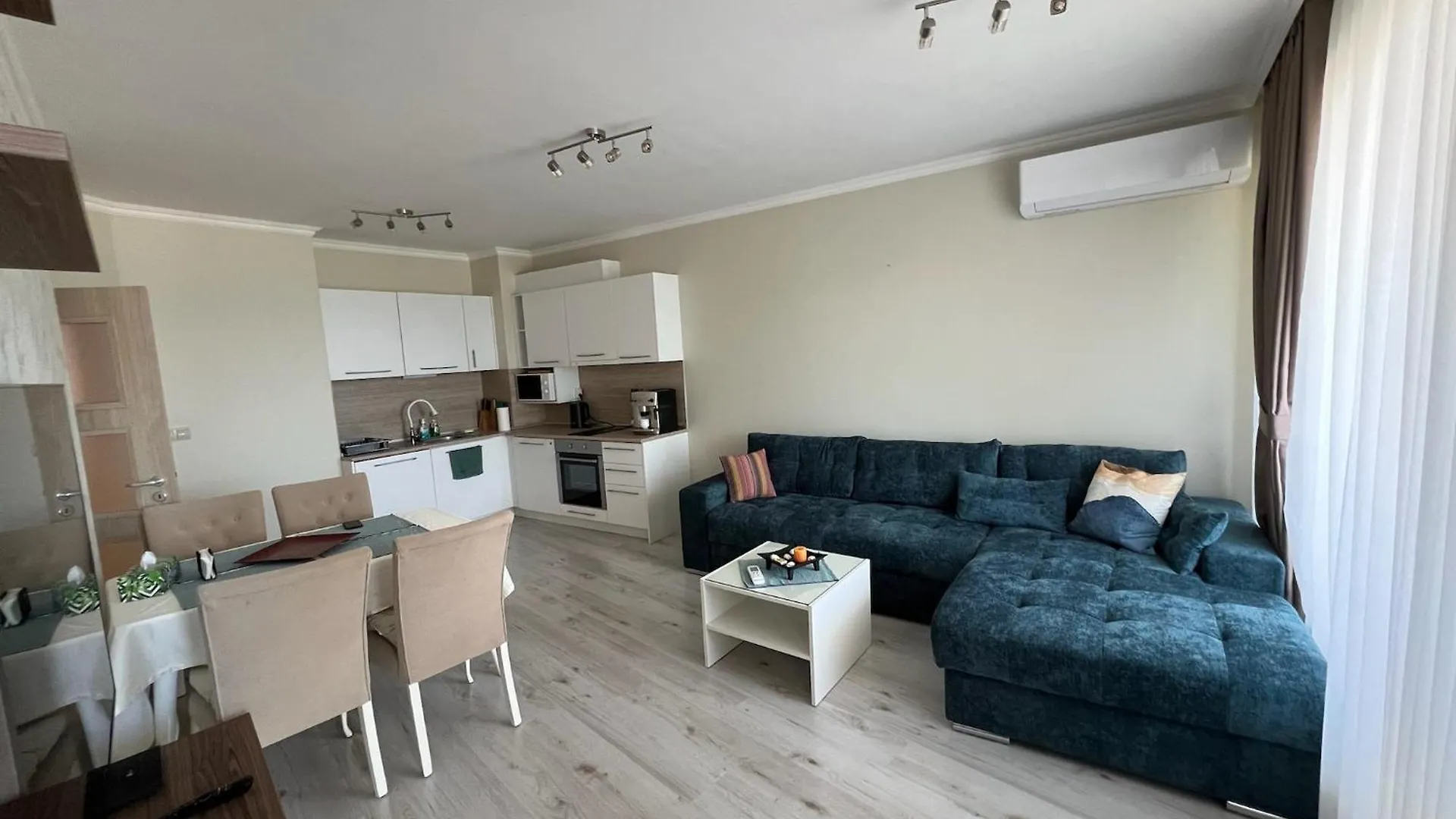 Seaside Serenity - Luxurious Beach-Front Apartment With A Refreshing Pool Warna 0*,  Bułgaria