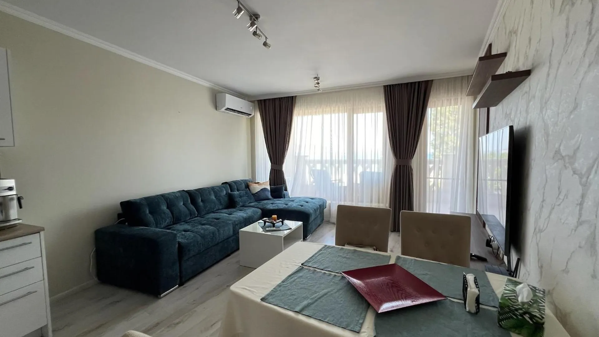 Seaside Serenity - Luxurious Beach-Front Apartment With A Refreshing Pool Warna 0*,