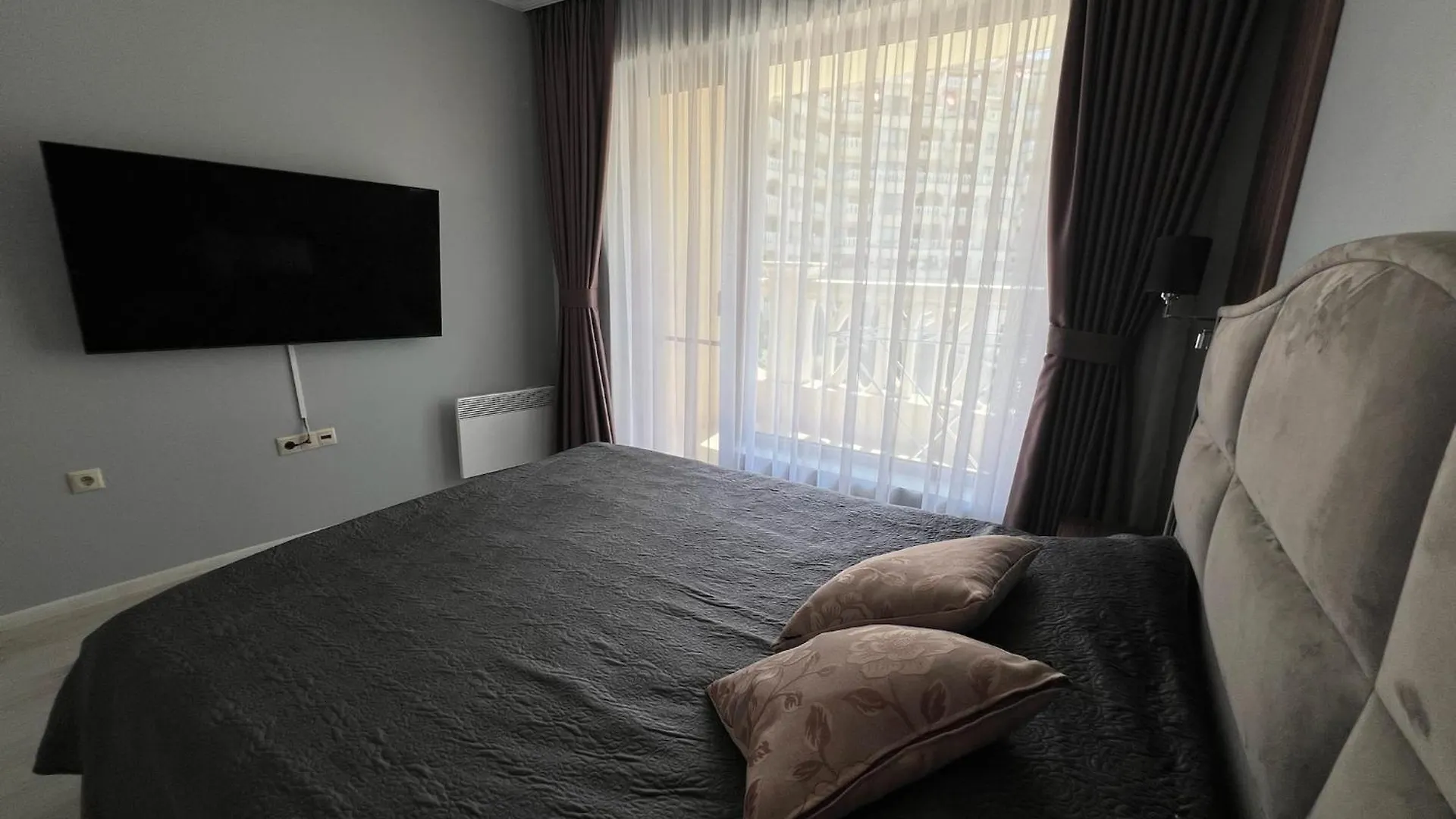 Seaside Serenity - Luxurious Beach-Front Apartment With A Refreshing Pool Warna
