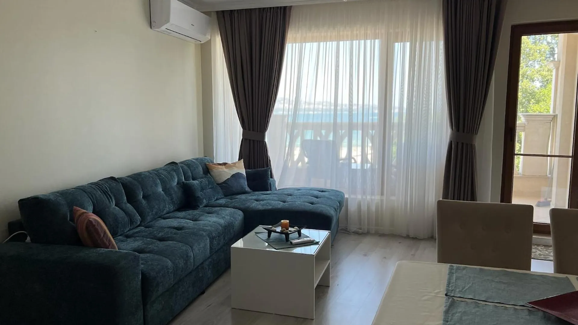 Seaside Serenity - Luxurious Beach-Front Apartment With A Refreshing Pool Warna