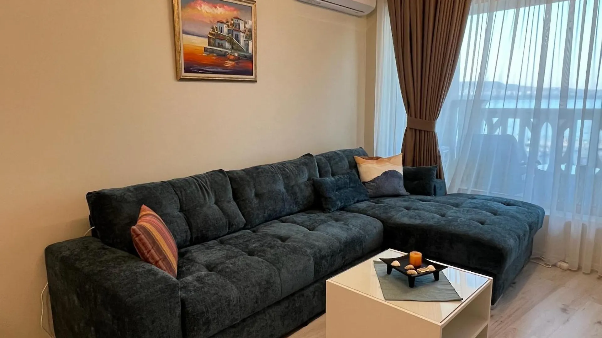 Seaside Serenity - Luxurious Beach-Front Apartment With A Refreshing Pool Warna