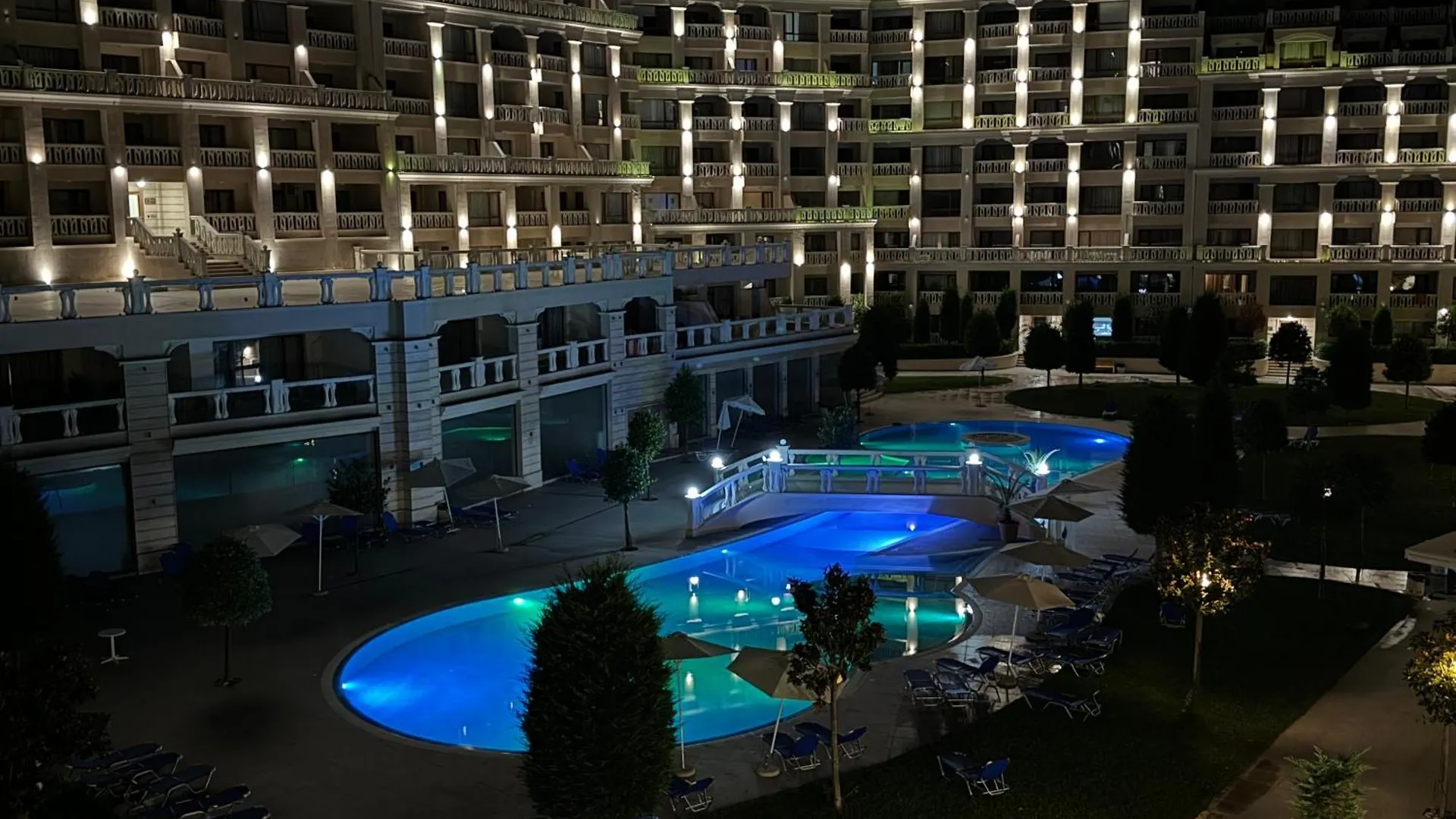 Seaside Serenity - Luxurious Beach-Front Apartment With A Refreshing Pool Varna